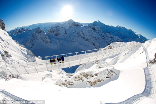 吊桥横亘于阿尔卑斯山脉的山峰之间，高于海平面约2743米。